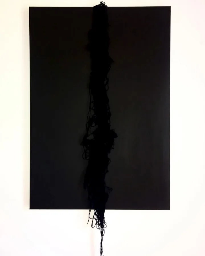 Ross.Wool · «Colonna d'Ombra» — Colonna centrale di lana nera grezza su tela scura, 2026
